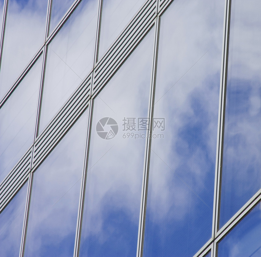 天空和云的反射框架蓝色建筑白色晴天灰色太阳玻璃图片