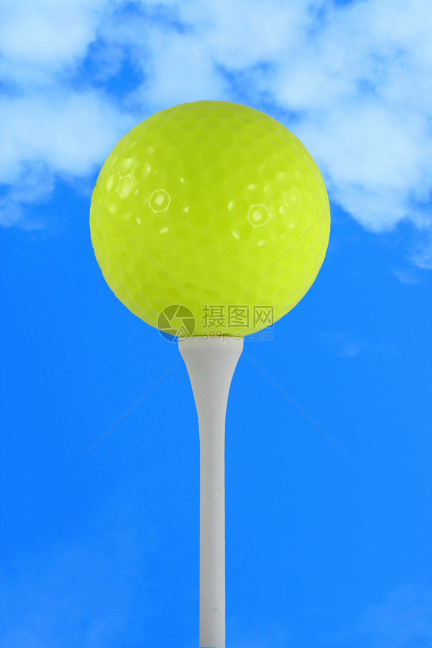 对蓝天的黄球高尔夫球图片