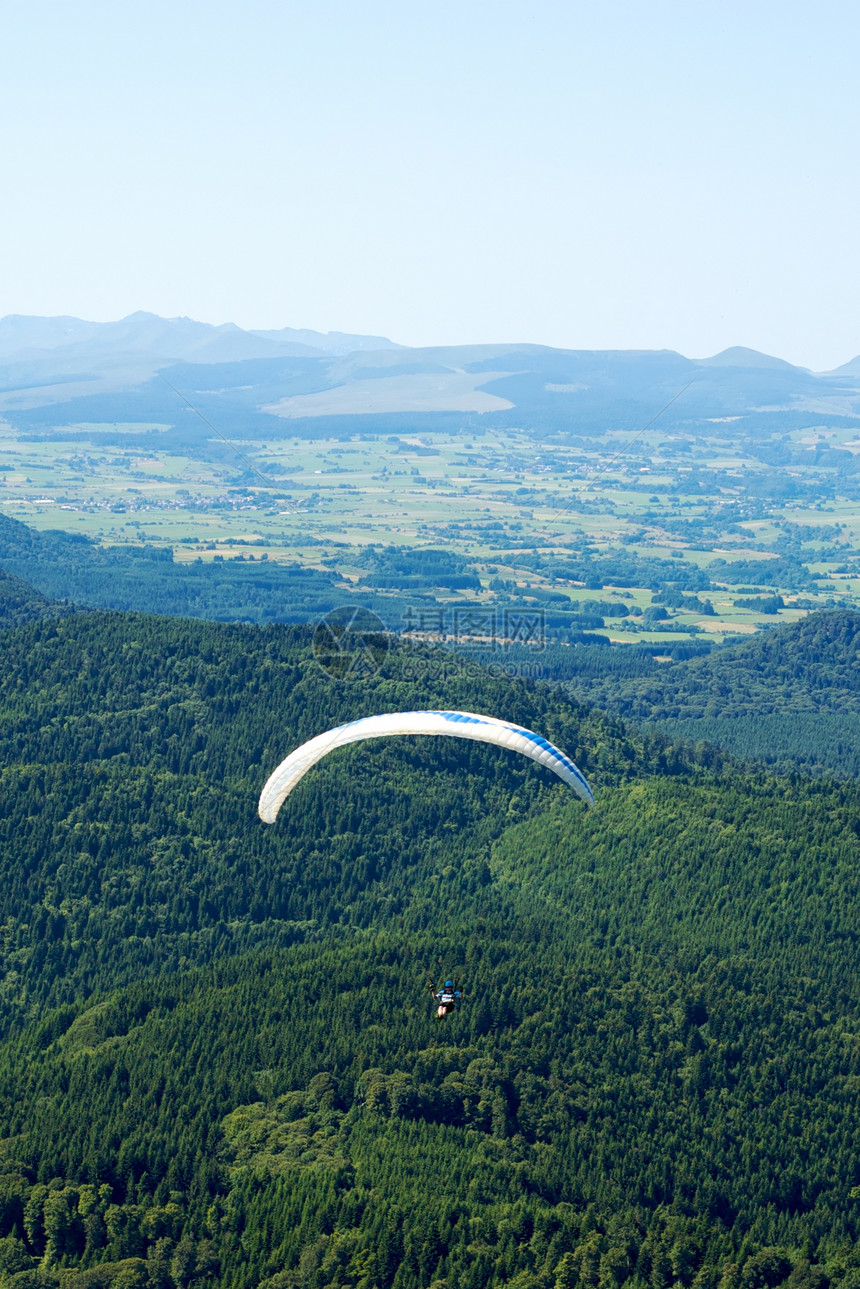 滑翔机自由运动空气蓝色山脉男人爱好森林爬坡冒险图片