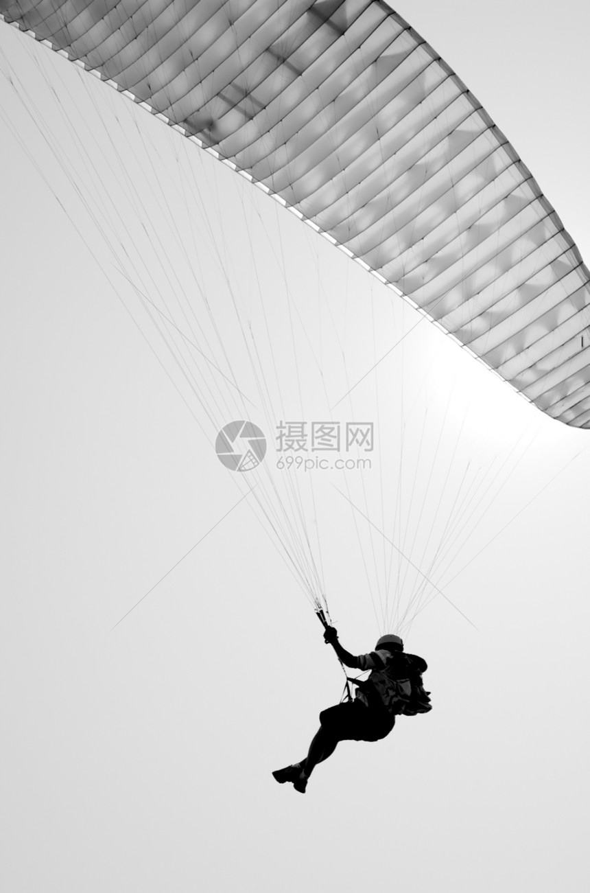 滑翔机降落伞自由空气天篷蓝色阴影运动天空男人闲暇图片