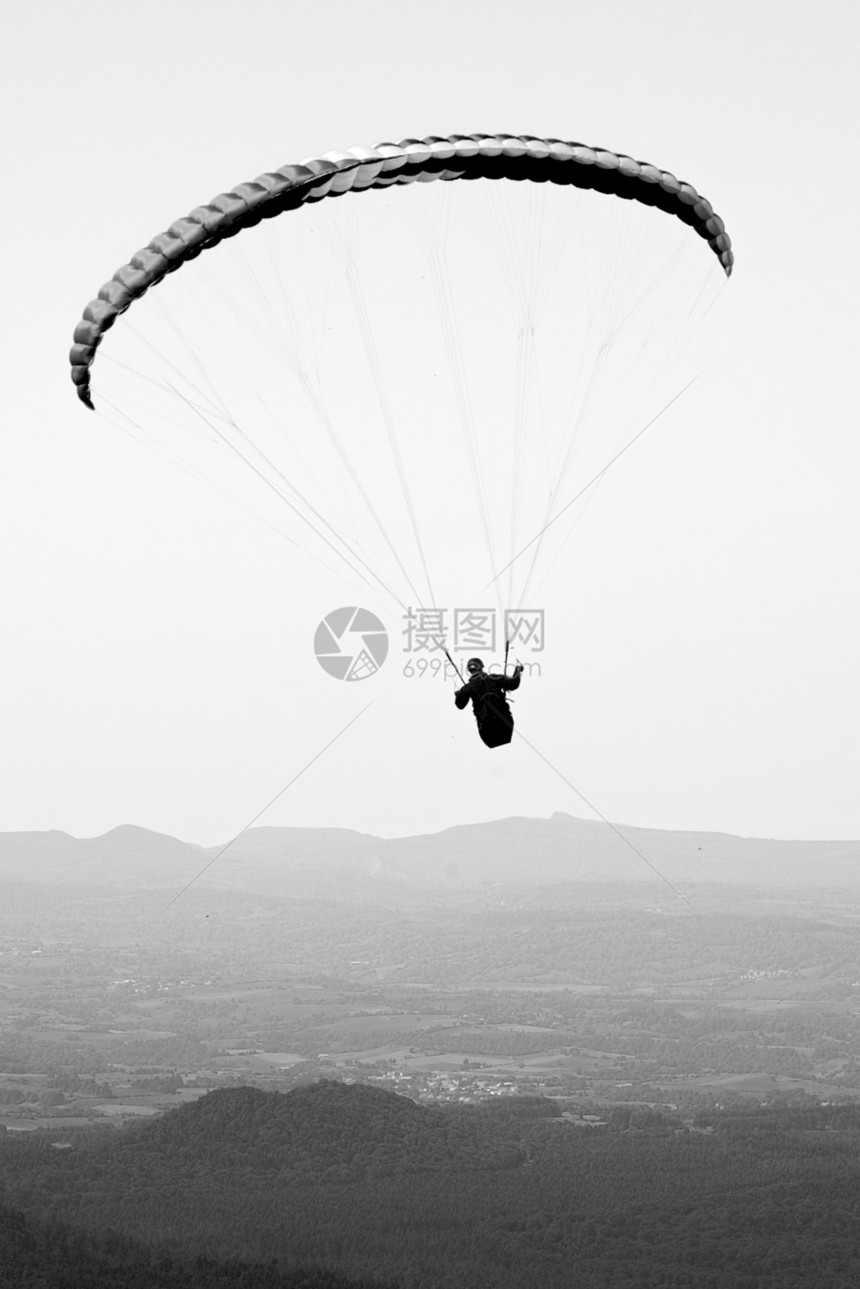 滑翔机线条森林冒险天篷男人空气天空运动蓝色降落伞图片