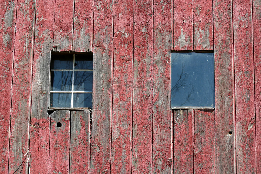 旧谷仓侧的两个窗口图片