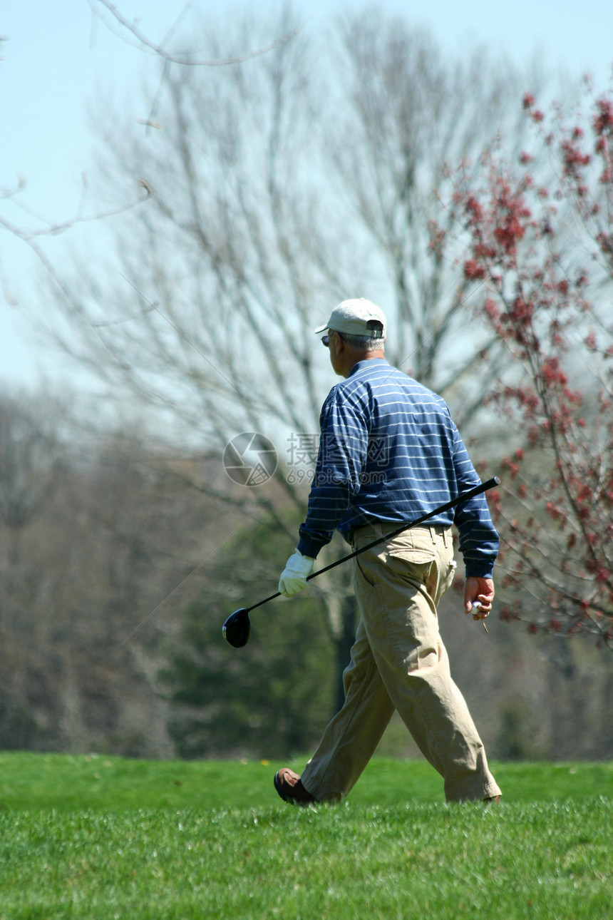在高尔夫球场上行走的男性高尔夫球员俱乐部游戏绿色运动高尔夫球男人课程图片