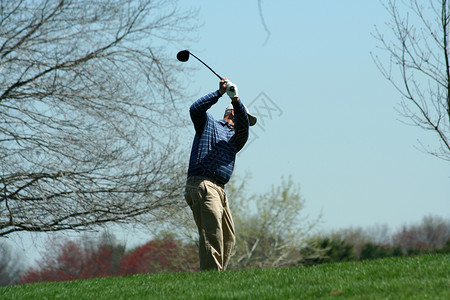 男高尔夫球手踢球男人绿色俱乐部课程运动游戏背景图片