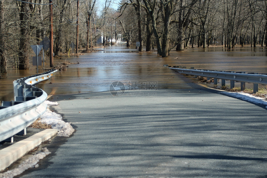 被洪水淹没的rual公路图片