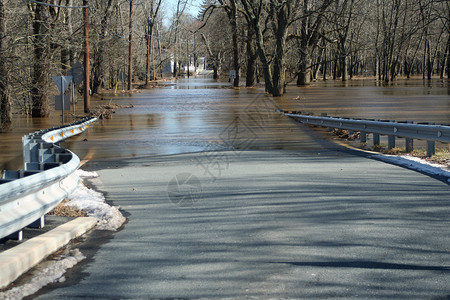 被洪水淹没的rual公路高清图片