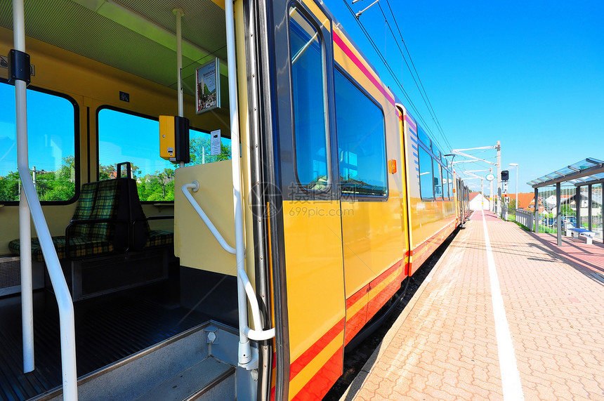 卡尔斯鲁厄上下班火车黄色旅行过境车站运输通勤者管子电车图片