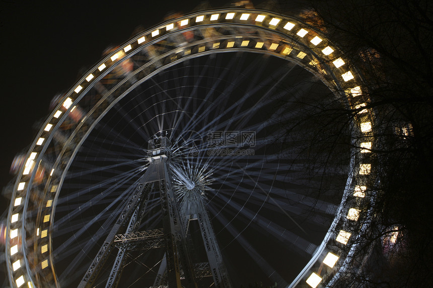 巨型飞轮在夜里开着Riesenrad图片