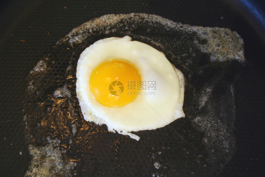 在锅里煎鸡蛋油炸蛋黄平底锅健康饮食饮食烹饪食物白色黄油图片