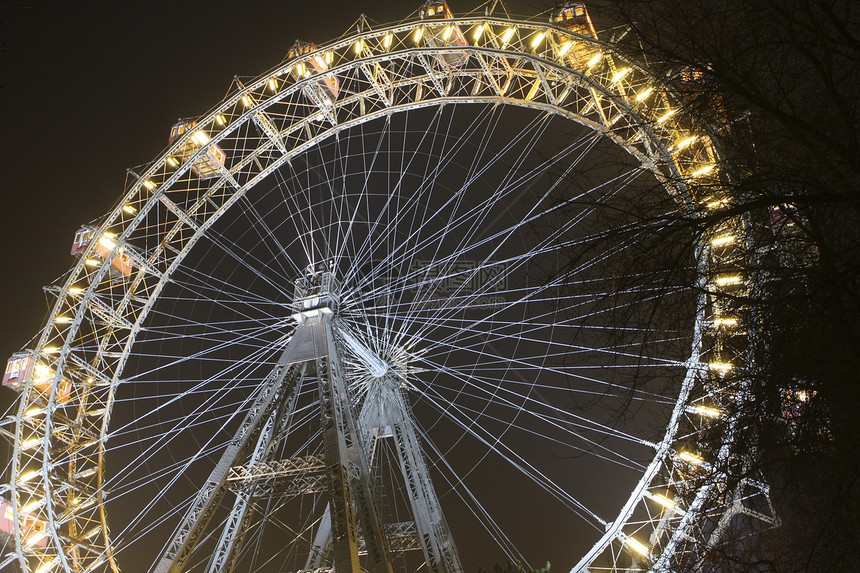 夜间行动时巨型Ferris车轮Riesenrad图片