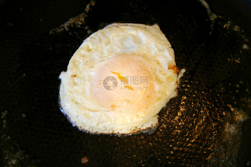 在锅里煎鸡蛋烹饪饮食健康饮食黄油蛋黄白色食物平底锅油炸图片