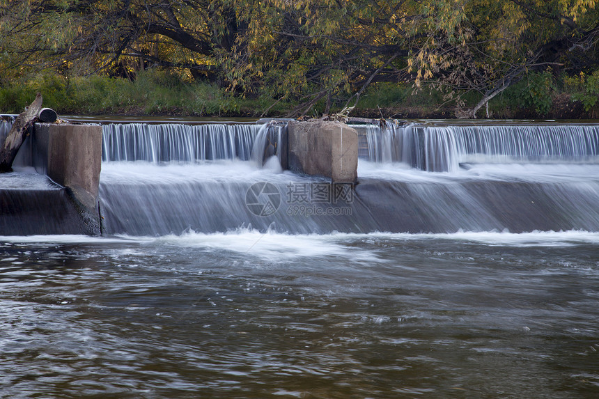 河流分流堤坝水平灌溉瀑布流动图片