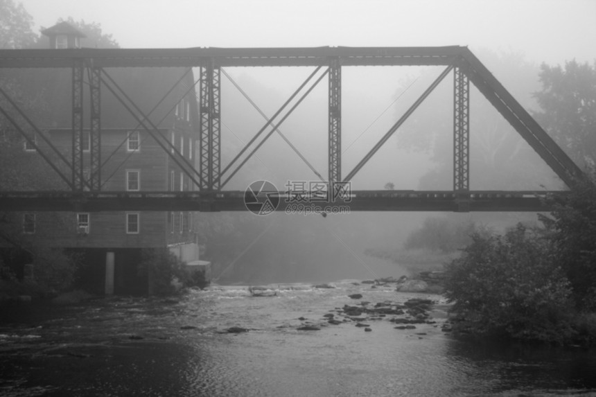老米尔和大桥 在雾雾的清晨图片