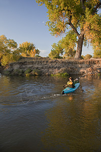 Kakaker在河对面划船背景图片