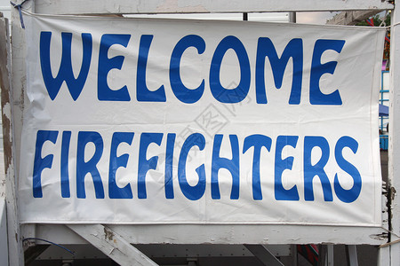 欢迎消防员签署欢迎背景图片