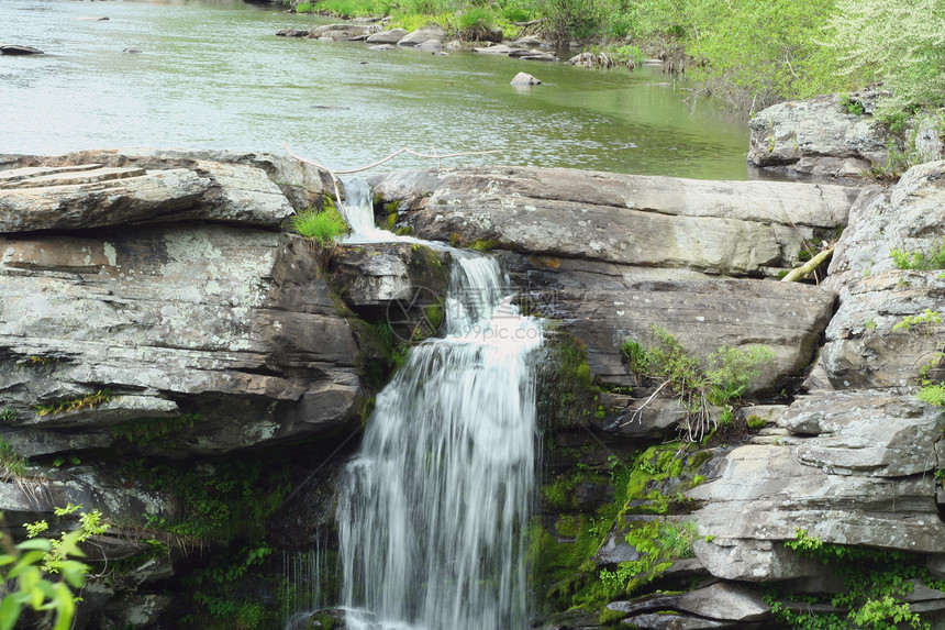 瀑布溪流场景岩石石头树木苔藓绿色流动茶点公园图片