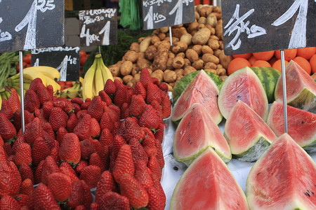 与草莓和西瓜的水果摊背景图片