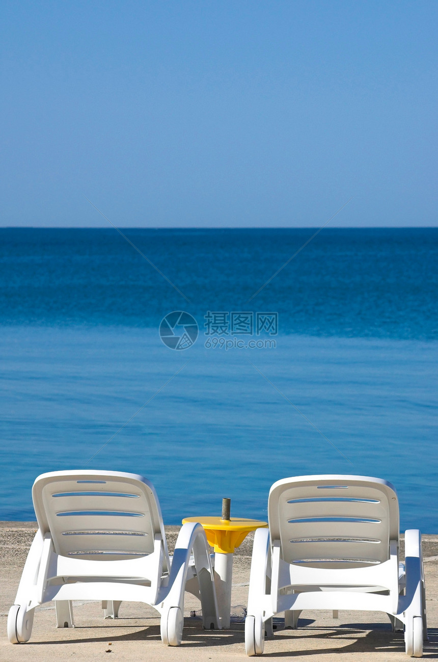 椅子白色露天海滩座位支撑蓝色地方长椅塑料建筑图片