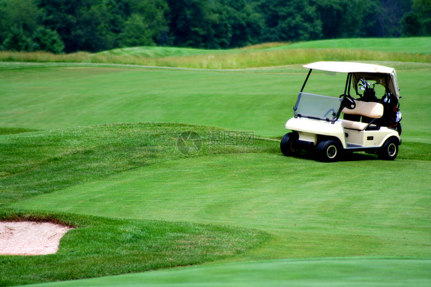 高尔夫球场上的高尔夫球车假期旗帜活动课程竞赛大车草地玩家球座绿色图片