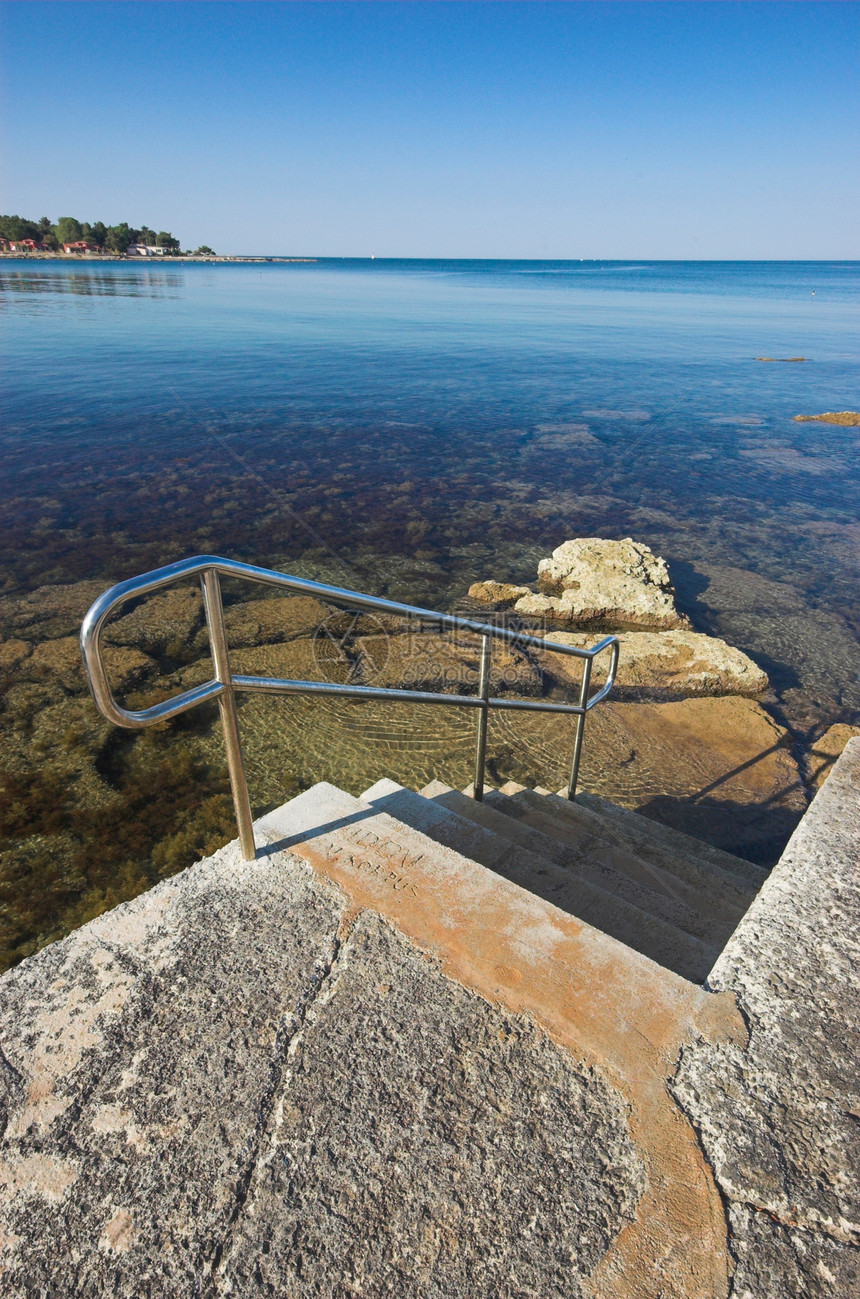 岸边蓝色海洋全景楼梯风景岩石支撑环境图片