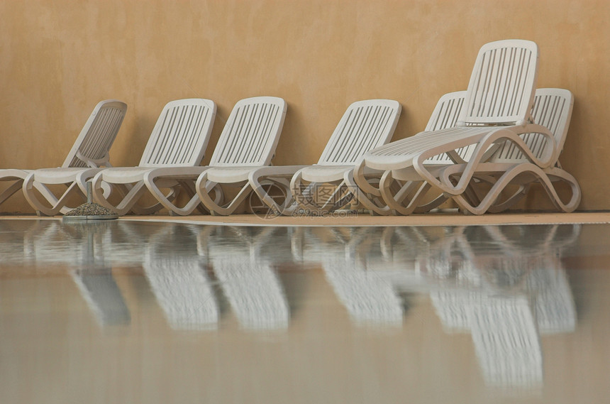 游泳池细节白色露天长椅地方水池塑料边缘椅子建筑阳台图片