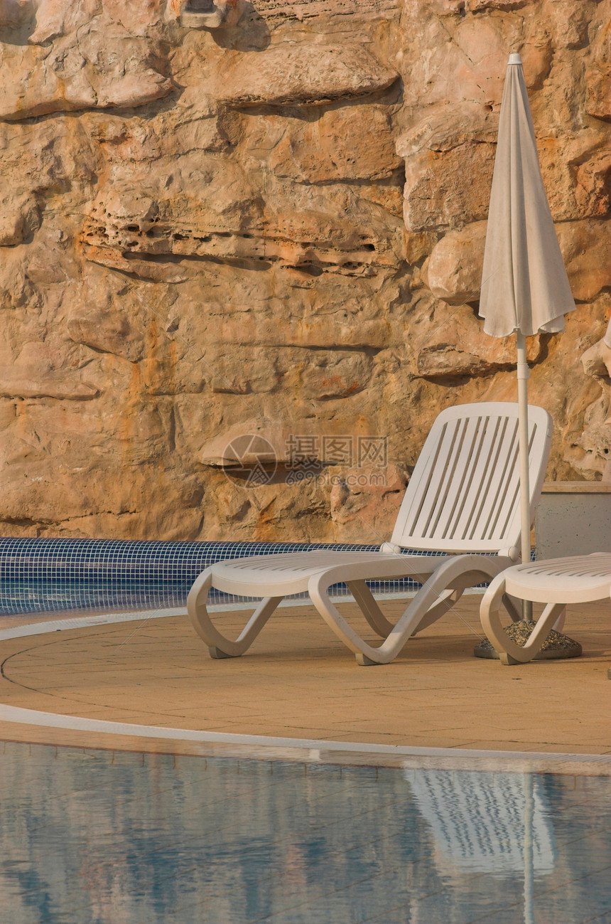 游泳池细节阳台椅子建筑白色游泳水池地方边缘长椅塑料图片
