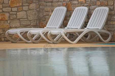 兵马俑墙游泳池细节椅子建筑露天反射白色塑料游泳边缘水池座位背景