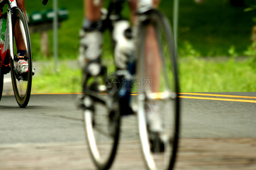 自行车道路竞赛运动男人速度图片