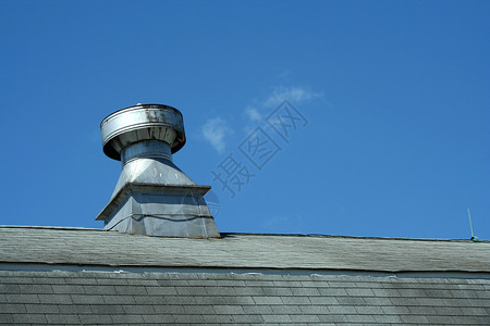 仓库屋顶喷口天空白色金属发泄蓝色背景图片