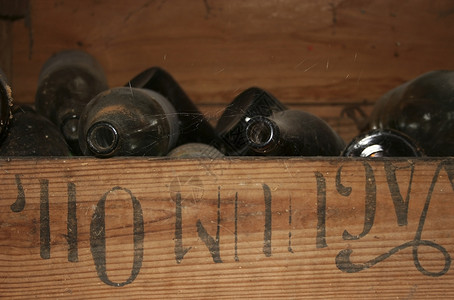 旧瓶蜘蛛网盒子古董尘土瓶子啤酒乡村背景图片