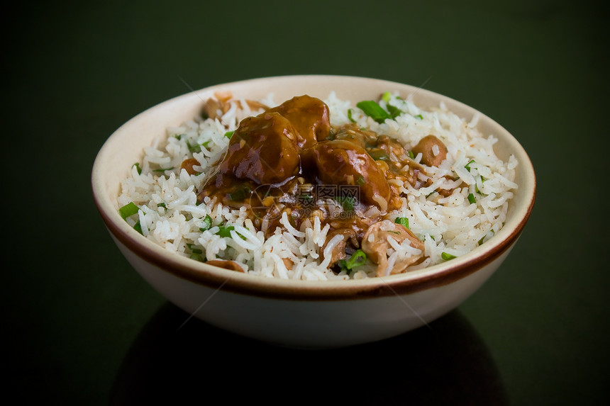 稻米和蘑菇的里置水稻和蘑菇海鲜油炸午餐食物肉汁蔬菜青葱白色对虾图片
