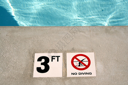 127英尺游泳池深度标记漂浮水泥脚步反射活动液体酒店楼梯水池太阳背景