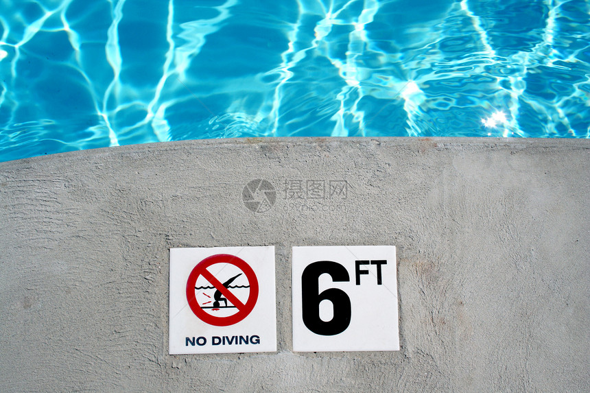 游泳池深度标记脚步酒店活动休闲乐趣漂浮梯子水泥楼梯反射图片