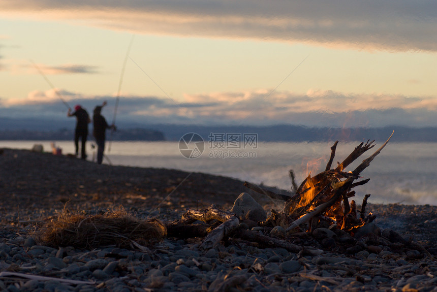 在海滩上放火钓鱼图片