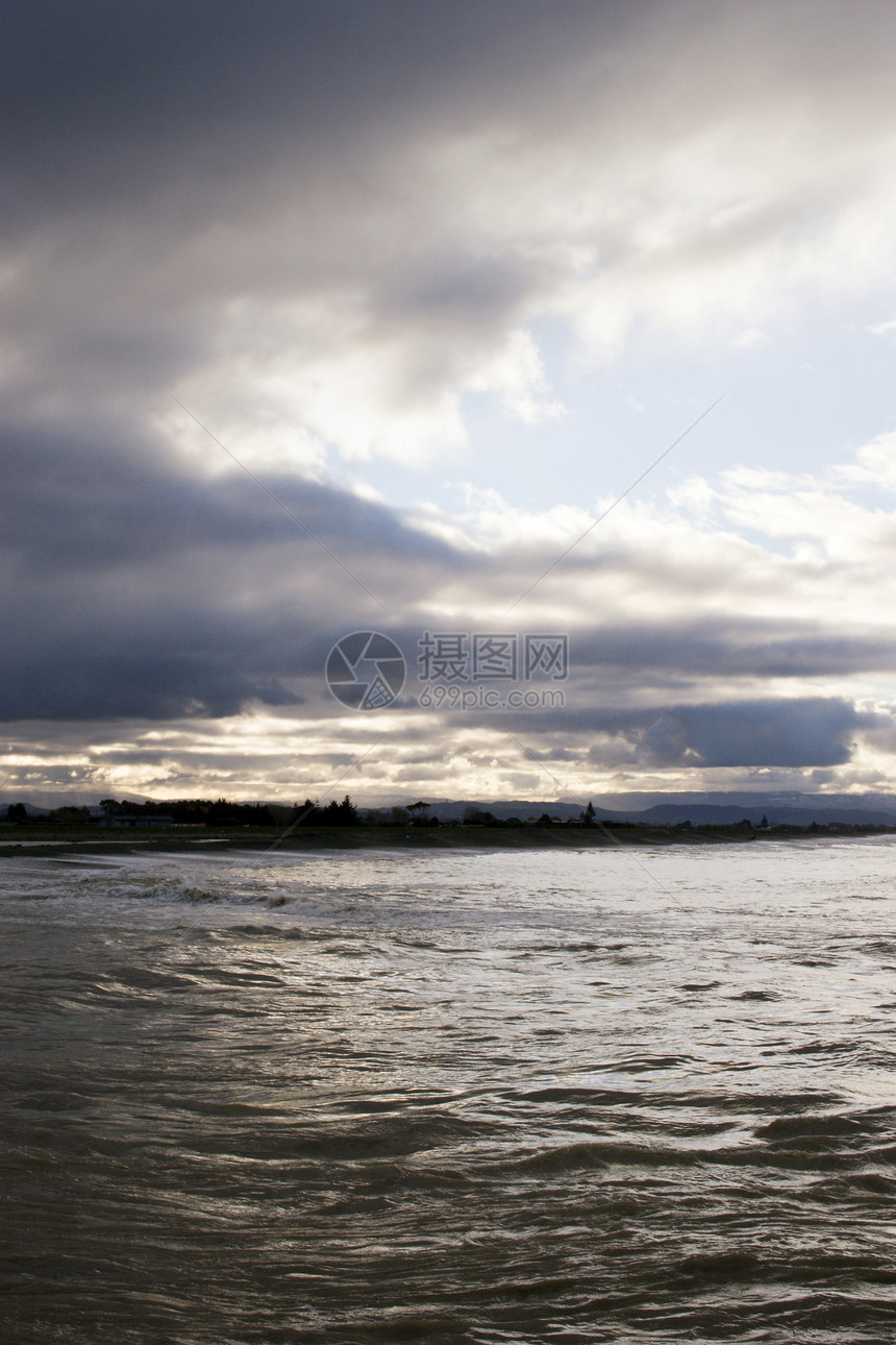 海洋和天空卷曲鲈鱼休息海岸线海滩反射盐水波浪奇异果海岸图片