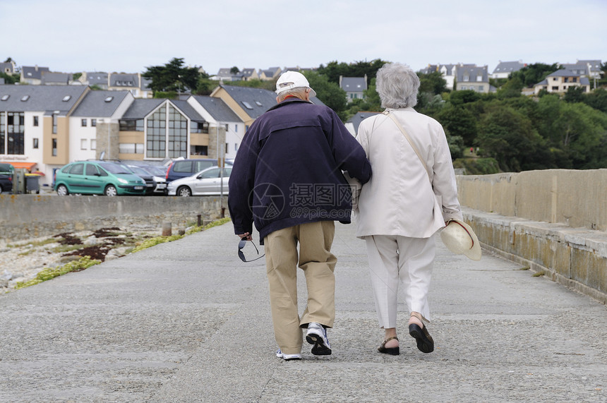 快乐的老年情侣女性女士夫妻海滩感情退休生活丈夫妻子头发图片
