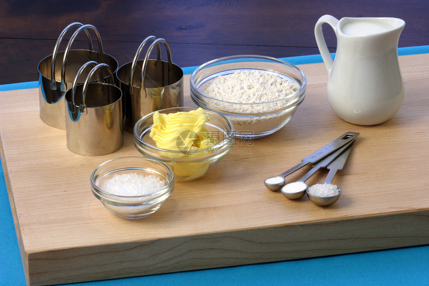 经济成分和厨房用具黄油刀具饼干面团木板测量苏打粉末勺子滚动图片
