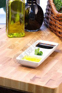 橄榄油和碱性醋餐具篮子砧板背景图片