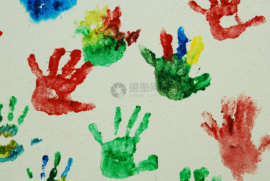 墙壁上涂有多彩儿童手印图片