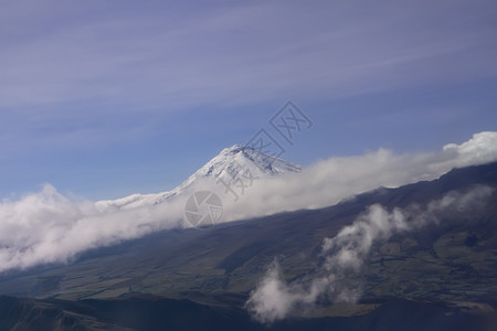 厄瓜多尔人对厄瓜多尔山峰的空中观视背景