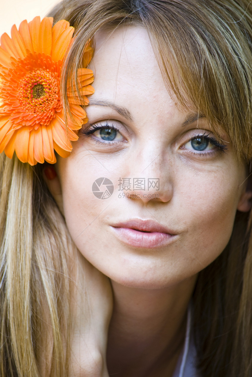 美丽的年轻女性的肖像橙子喜悦女孩活力护理金发女郎微笑生活蓝色眼睛图片