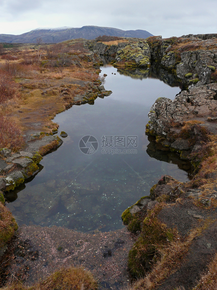 冰岛廷韦利尔吸引力岩石裂缝风景池塘脆皮苔藓国家历史漂移图片