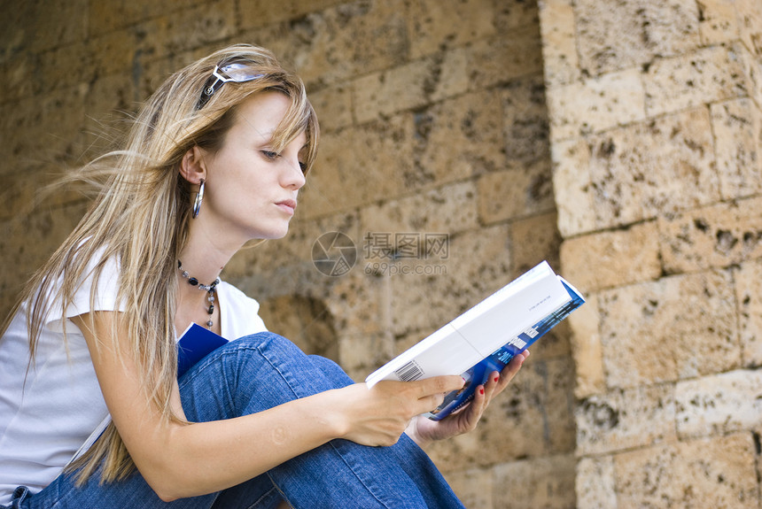 美丽的年轻女青年阅读书女孩眼睛情感蓝色女性大学金发女郎金发衣服喜悦图片