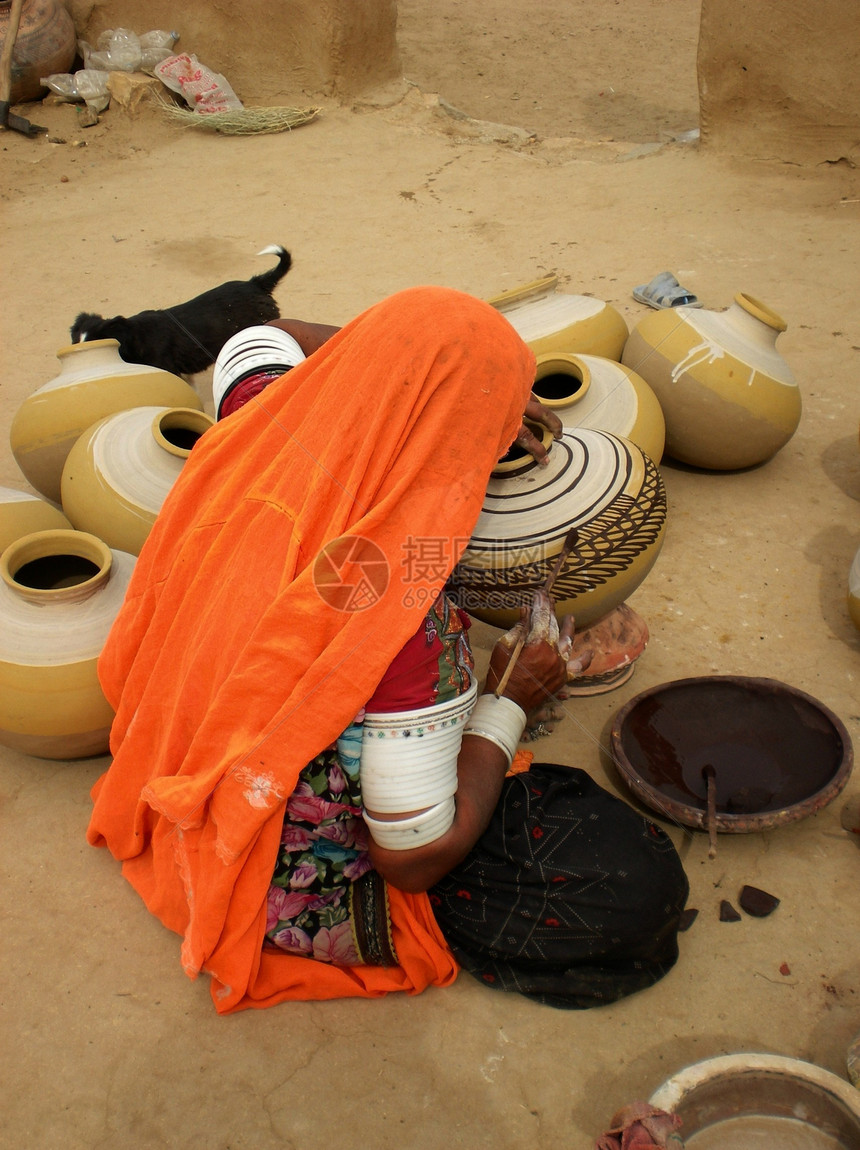 在印度旅行贫困女士陶器橙子图片