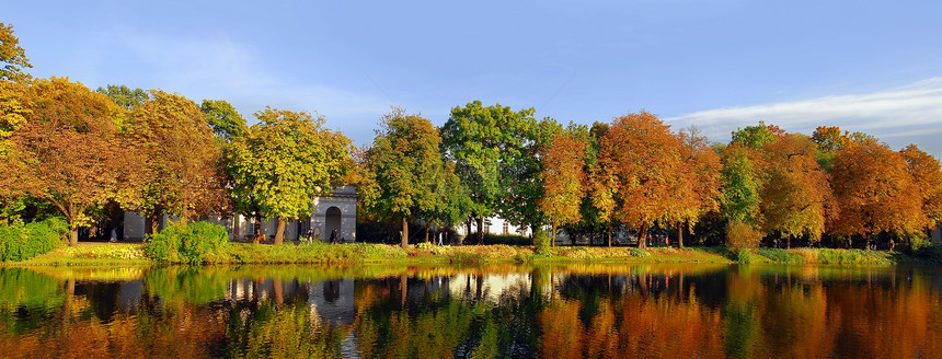 秋季全景公园树木橙子黄色池塘反射棕色季节植物季节性图片