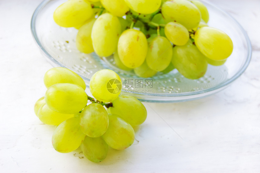 盘子里的绿熟葡萄生活藤蔓葡萄园浆果植物果汁甜点桌子水果叶子图片