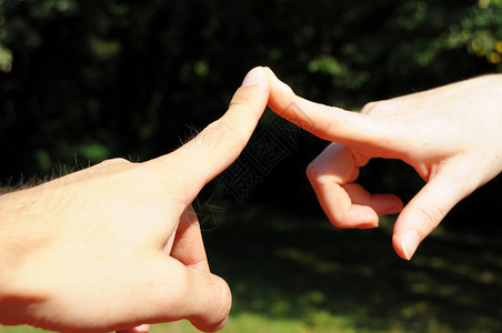 爱投标卡片夫妻朋友公园浪漫情怀手指男性女性背景图片