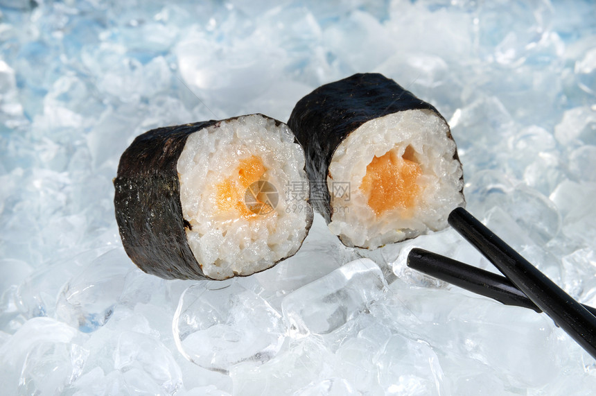 冰上的寿司卷图片