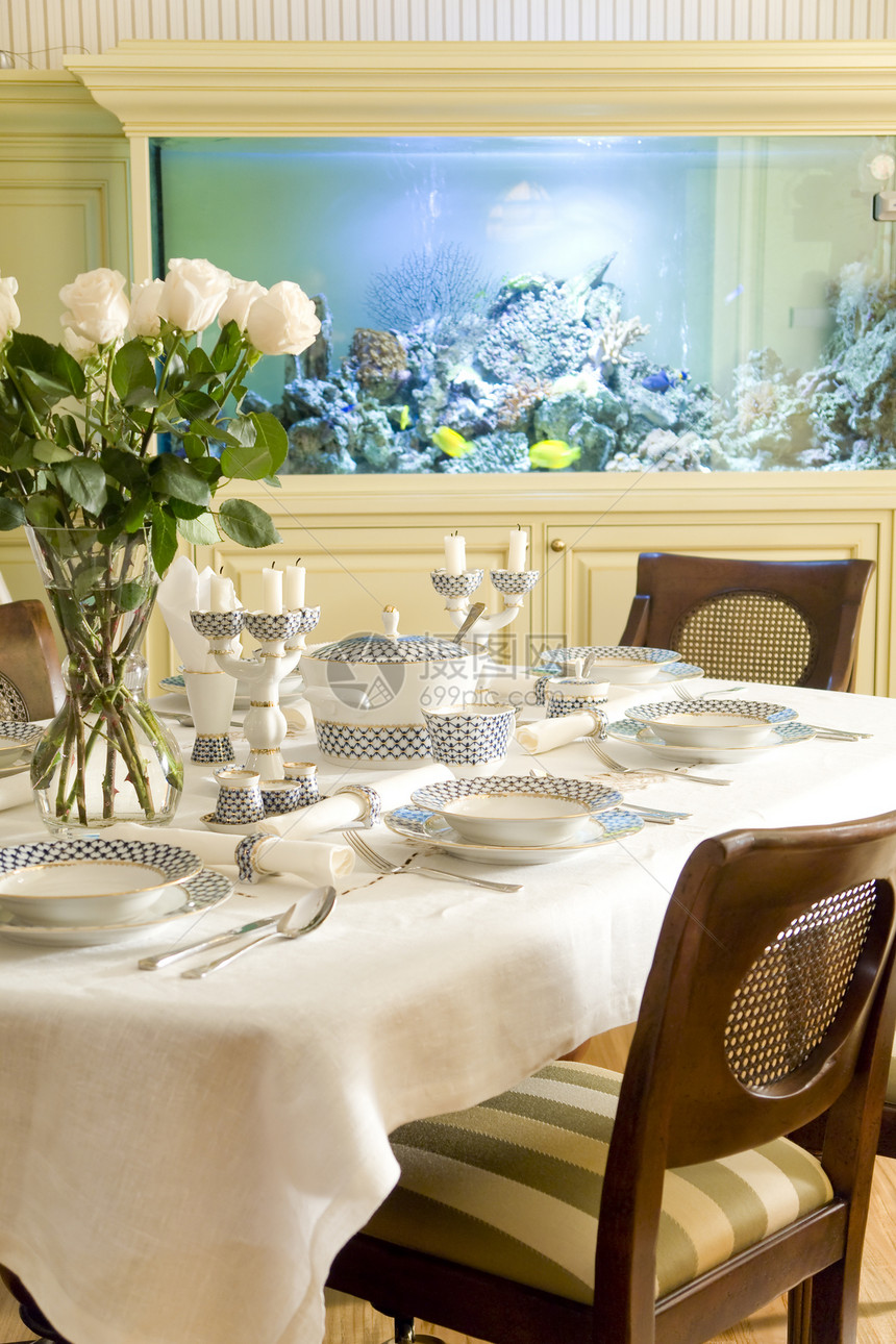 餐桌上的饭桌反射财产改造蜡烛大理石房子白色家具桌子风格图片