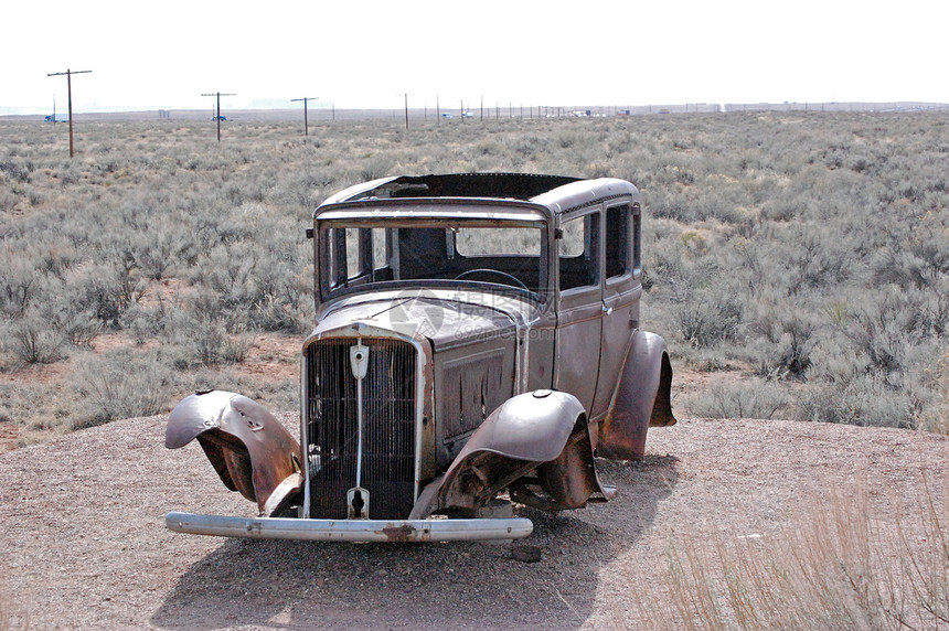 沙漠中的老旧汽车图片